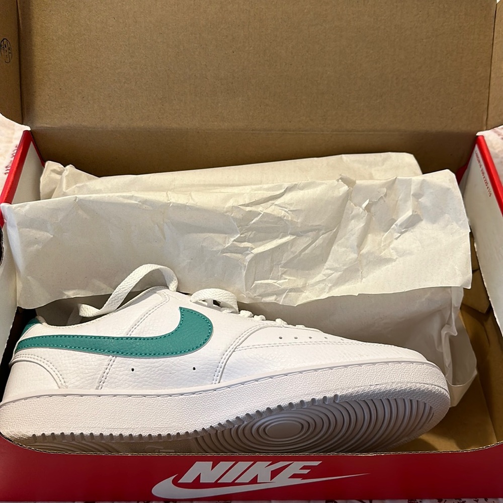 BRAND NEW NIKE WOMENS COURT VISION LOW SNEAKER - WHITE AND TEAL